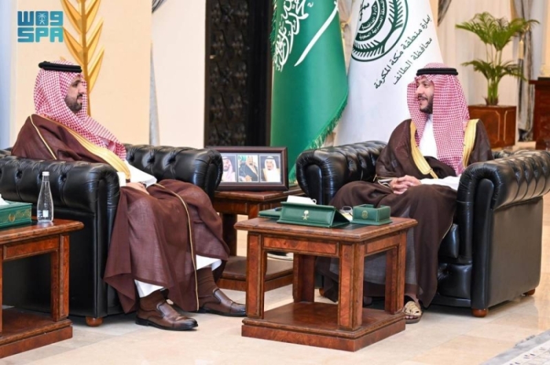 محافظ الطائف يستعرض تقرير