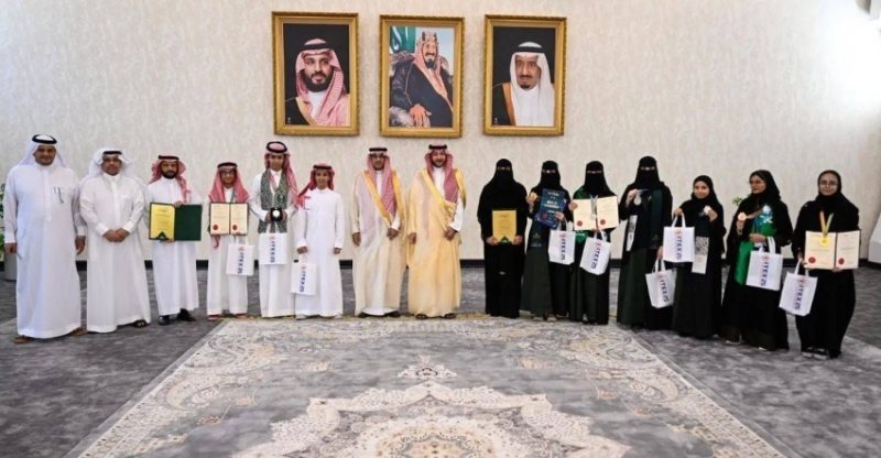 محافظ الطائف يكرم الطلاب