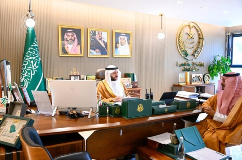 محافظ الطائف يناقش مع