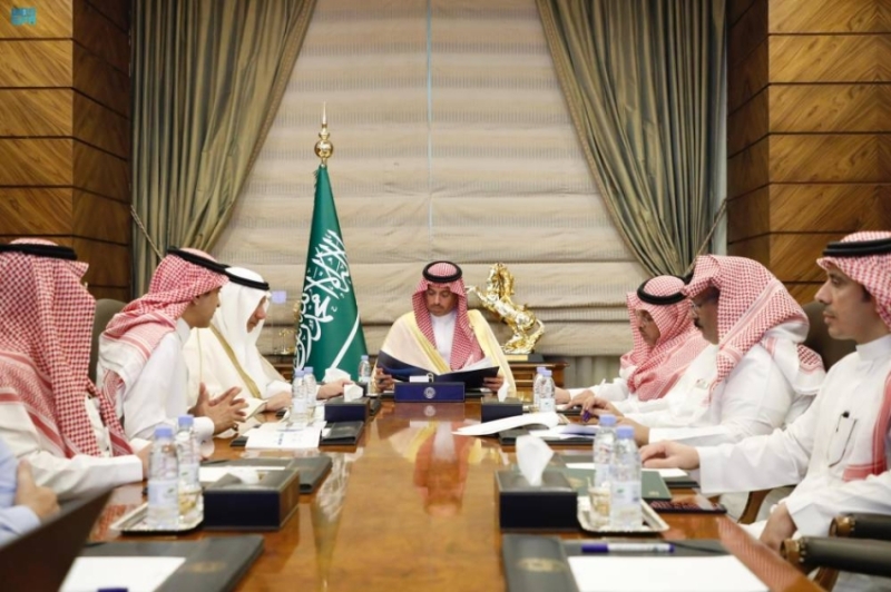 محافظ جدة يراقب مشروعات