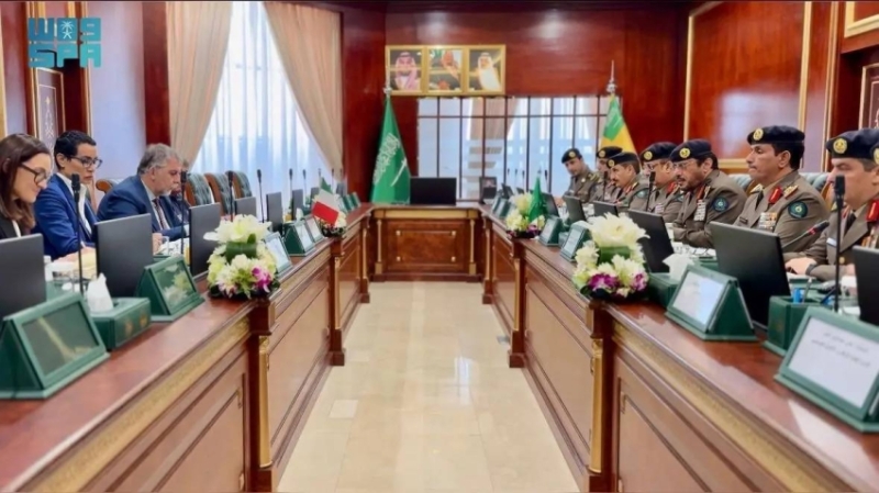 مدير الدفاع المدني يتباحث