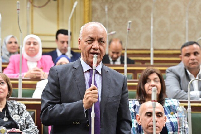 مصطفى بكري يحث على