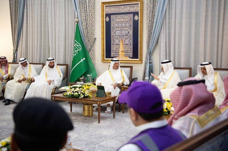 نائب أمير مكة يستعرض
