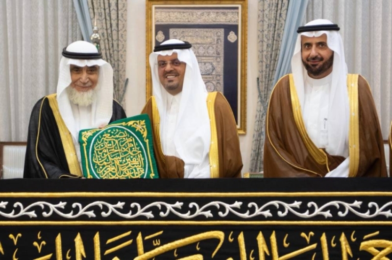 نائب أمير مكة يسلّم