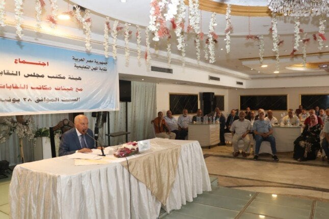 نقيب المعلمين يدفع بالشباب