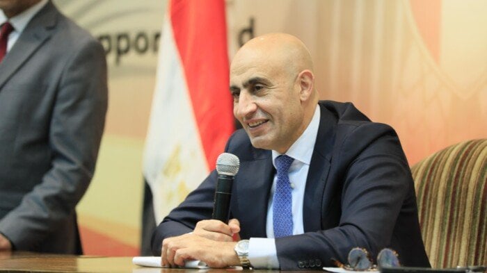 وزير التعليم يعلن توزيع