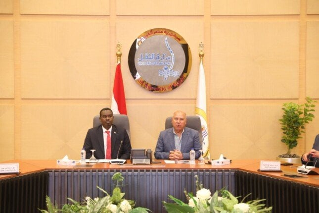 وزير النقل المصري يعقد