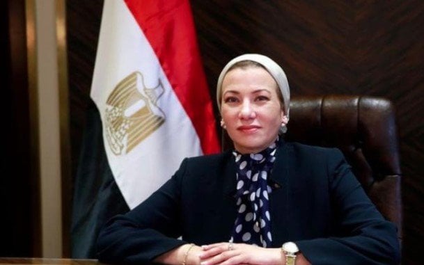 وزيرة البيئة تناقش مع
