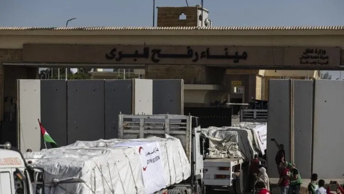10 حقائق تكشفها «الخارجية» للرد على ادعاءات معبر رفح والمساعدات إلى غزة