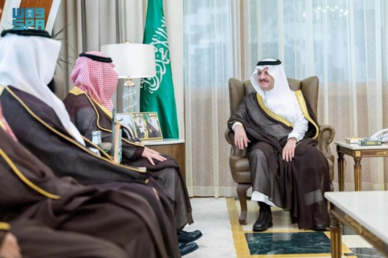 أمير الشرقية يلتقي رئيس جمعية التنمية بالحزام الذهبي ويستعرض برامجها