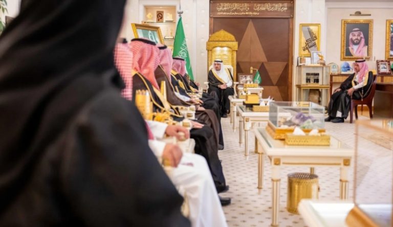 أمير القصيم يستلم التقرير السنوي للغرفة التجارية ومنجزات نادي الطيران بالرس