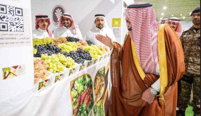 أمير القصيم يشارك في مهرجان العنب بالقصيم لدعم الفلاحين والمزارعين