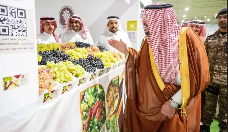أمير القصيم يشارك في مهرجان العنب بالقصيم لدعم الفلاحين والمزارعين