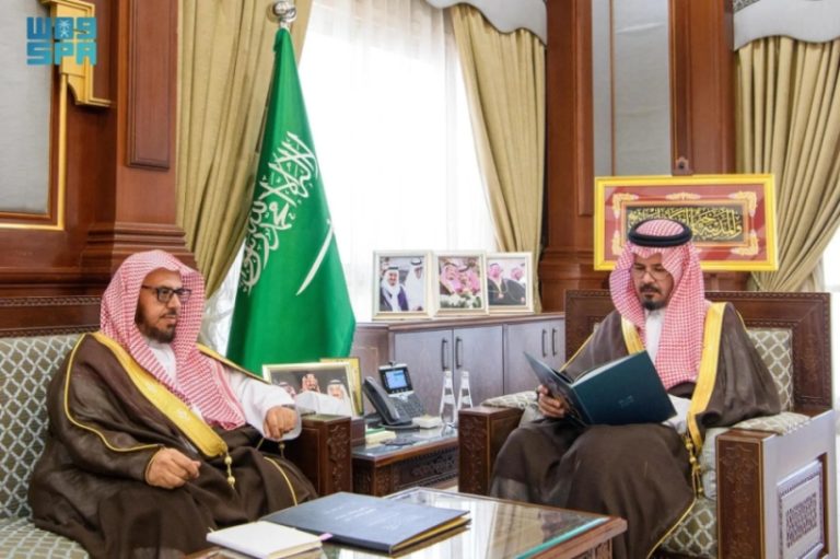 أمير المدينة المنورة يثمن جهود مدير التعليم في تطوير القطاع التعليمي