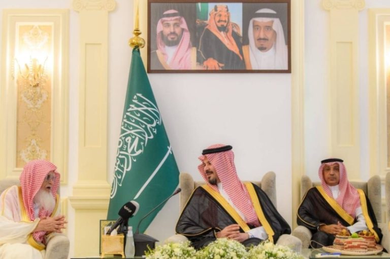 أمير المدينة يجتمع بالمواطنين والشيوخ في ينبع وبدر