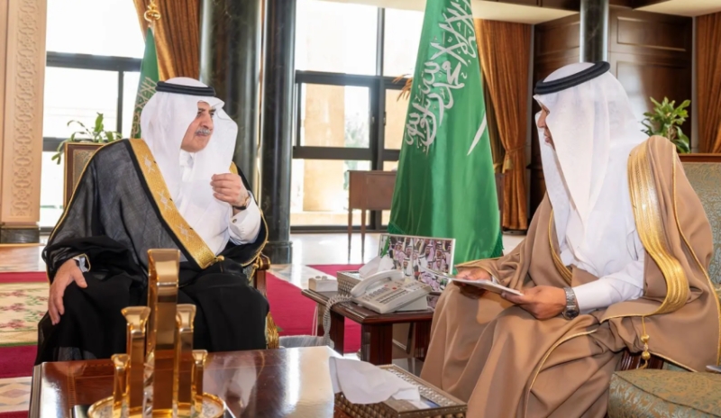 أمير تبوك يستعرض تقرير
