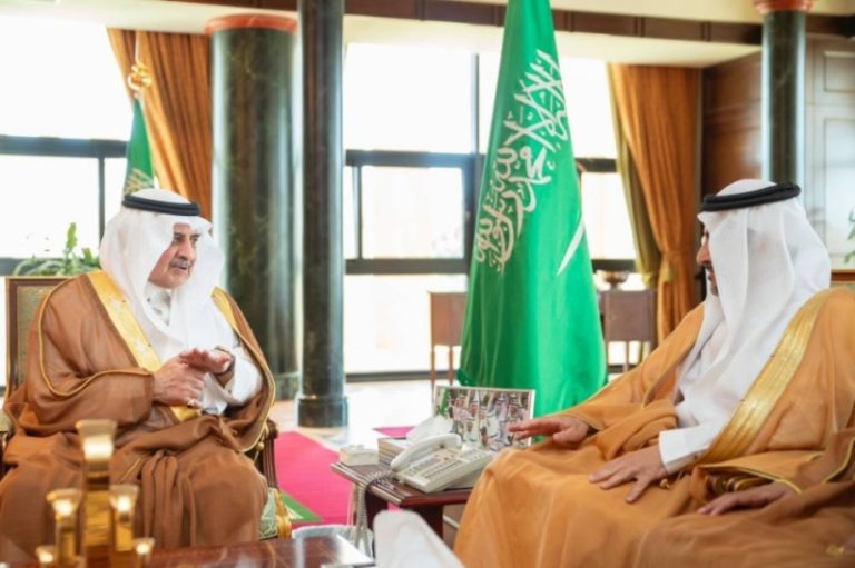 أمير تبوك يستقبل نائب وزير البيئة والزراعة