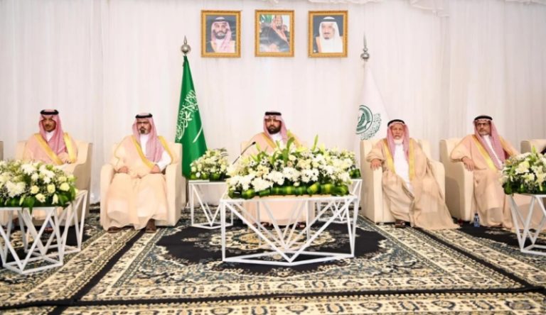 أمير جازان ونائبه يتفقدان احتياجات محافظة الدائر من المشروعات الخدمية والتنموية
بحث احتياجات محافظة الدائر في لقاء مع أمير جازان ونائبه
زيارة أمير جازان ونائبه لمحافظة الدائر تشمل مشروعات خدمية وتنموية
اجتماع أمير جازان ونائبه لبحث مشاريع محافظة الدائر التطويرية
لقاء هام: أمير جازان ونائبه يناقشان احتياجات الدائر الخدمية والتنموية