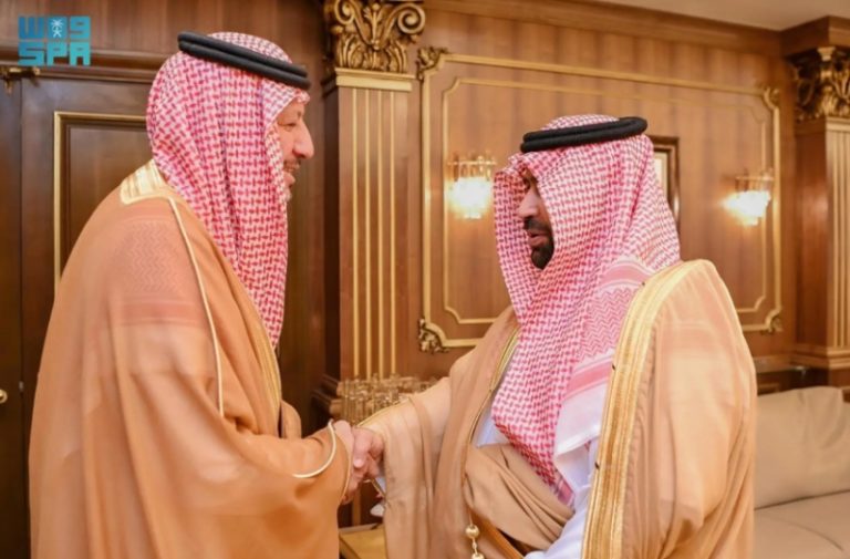 أمير جازان يلتقي رئيس هيئة الرقابة ومكافحة الفساد
لقاء هام بين أمير منطقة جازان ورئيس هيئة الرقابة ومكافحة الفساد
استقبال أمير جازان لرئيس هيئة الرقابة ومكافحة الفساد
