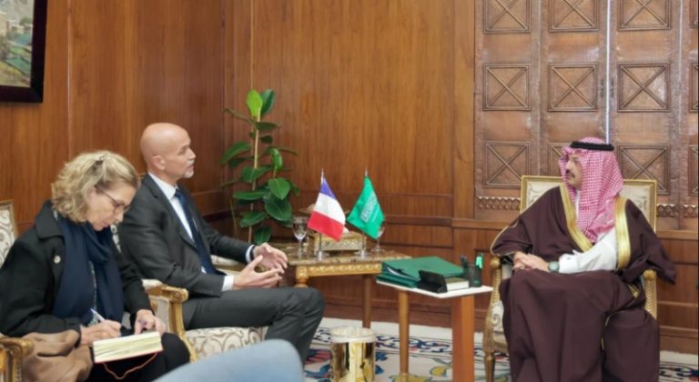 أمير عسير يناقش مع قنصل فرنسا قضايا التعاون المشترك
