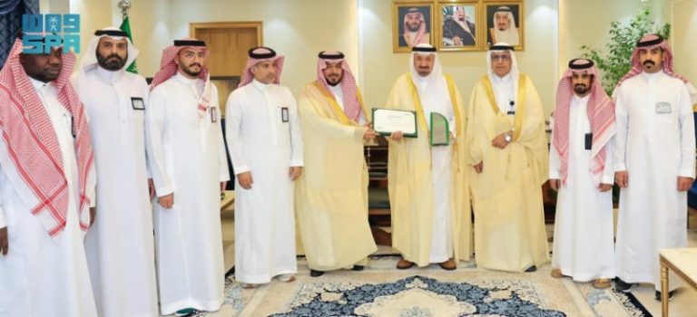 أمير نجران يشيد بإنجاز فريق كفاءة الطاقة بالإمارة بنسبة 100% في بطاقة الأداء
نجاح فريق نجران في كفاءة الطاقة يحظى بإشادة أمير المنطقة
تقدير أمير نجران لجهود فريق كفاءة الطاقة بعد الوصول إلى 100% في الأداء
إنجاز فريق كفاءة الطاقة بنجران يُبرز دور أمير المنطقة في دعم المجهودات