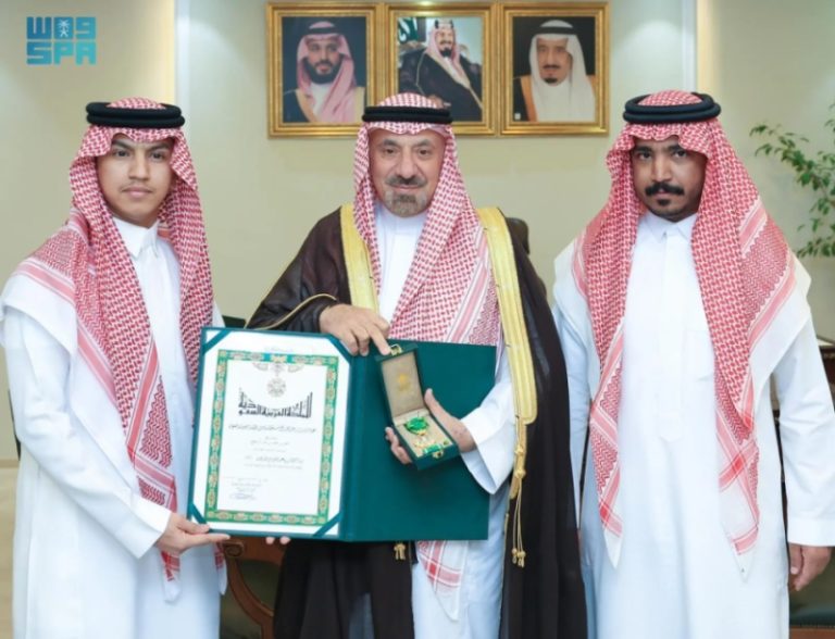 أمير نجران يكرّم شاباً بوسام الملك عبدالعزيز لتبرعه بكليته لشقيقه