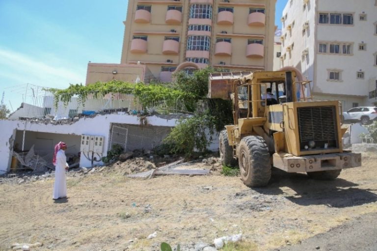 إزالة تعدي مواطن على شارع بمخطط الشطبة من قبل أمانة الطائف
