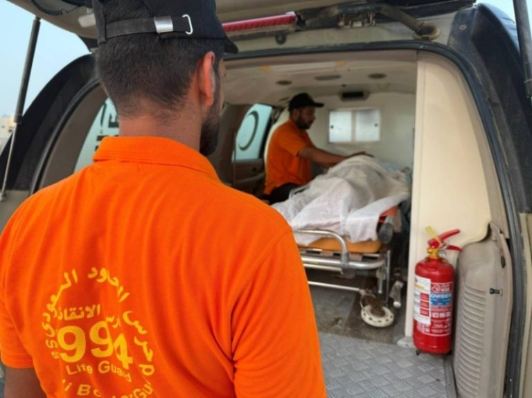 إنقاذ طفل من الغرق على يد حرس الحدود في المدينة