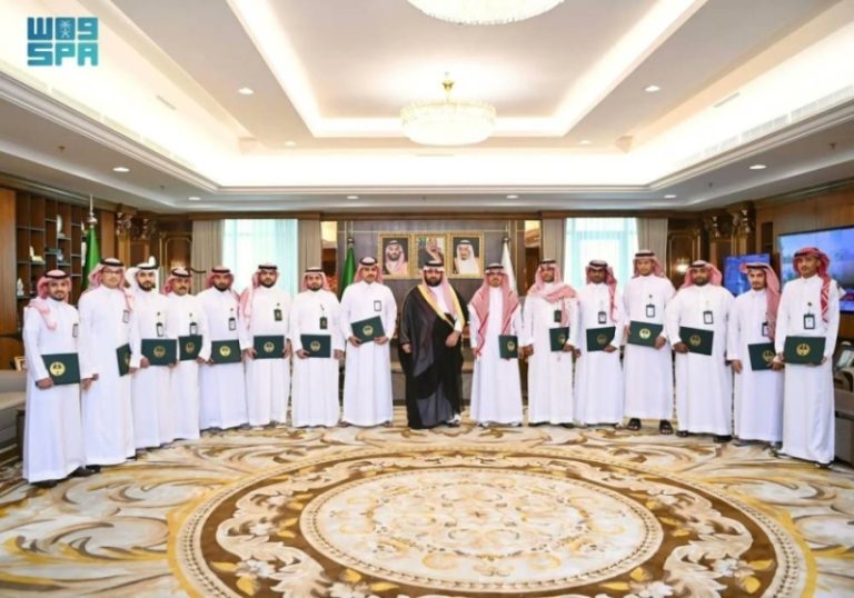 احتفاء أمير جازان بفريق عمل منصة “التزام” بالإمارة