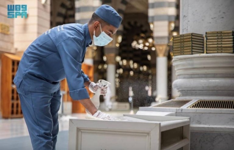 استخدام 2,700 لتر من المعقمات لتطهير المسجد النبوي استعداداً لاستقبال المصلين الجمعة