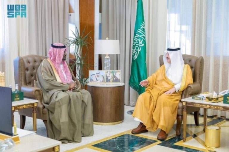 استقبال أمير الشرقية لرئيس وأعضاء الجمعية السعودية لحكام كرة القدم