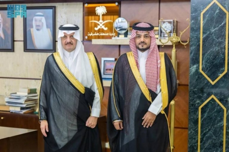 استقبال أمير الشرقية لمدير نادي منسوبي وزارة الداخلية بالمنطقة