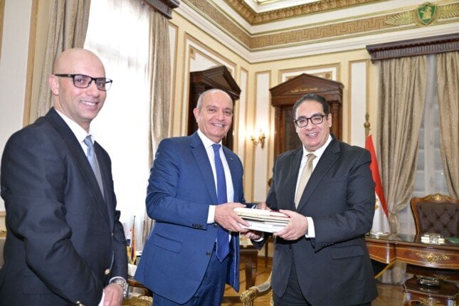 استقبال السفير الأردني.. رئيس جامعة القاهرة يؤكد قوة العلاقات المصرية الأردنية