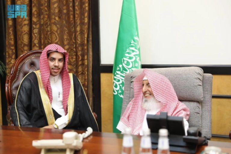 استقبال مفتي عام المملكة لوفد جمعية “آفاق” لعلوم الفلك بالطائف