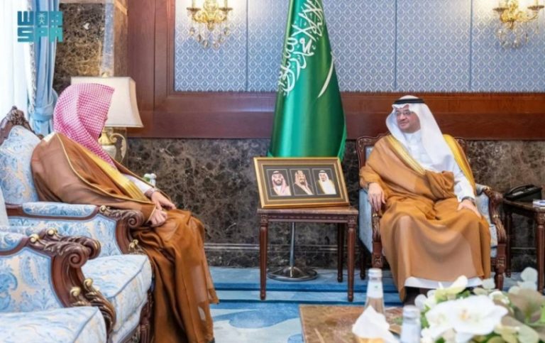 استقبال مميز لمُحافظ الأحساء مع رئيس المحكمة الإدارية