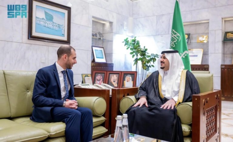 استقبال نائب أمير الرياض لسفير كولومبيا في المملكة