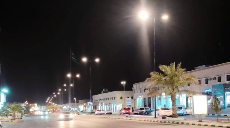 استكمال أعمال استبدال أعمدة الإنارة في القرية العليا
