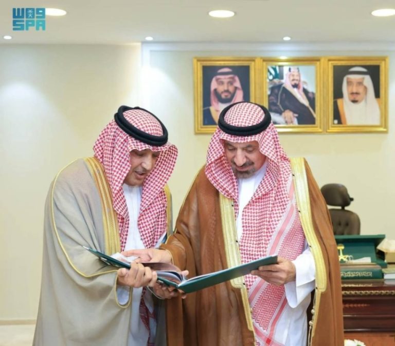 الأمير جلوي بن عبدالعزيز يتسلم التقرير الختامي لمنتدى نجران الاستثماري 2025