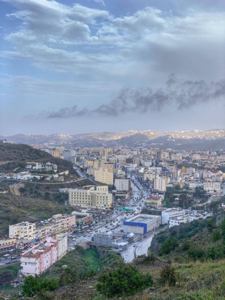 الباحة تستقبل الغيوم من خلال شبكة طرق عصرية