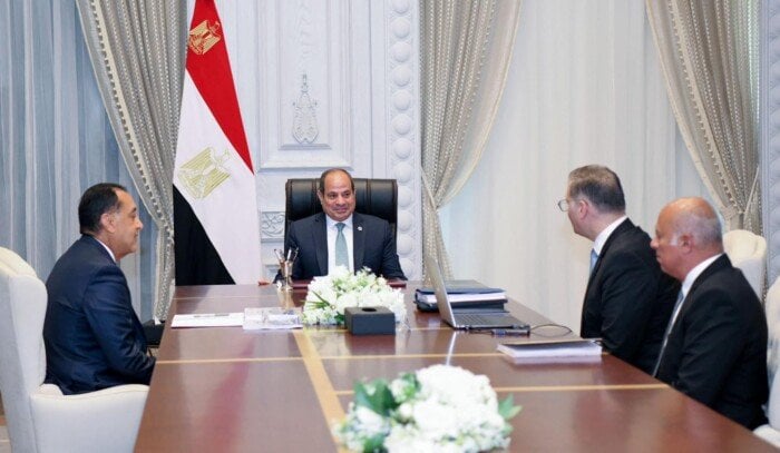 الرئيس السيسي يستعرض المحاور الأساسية لعمل وزارة البترول والثروة المعدنية
الرئيس السيسي يبحث أنشطة وزارة البترول والثروة المعدنية
لقاء الرئيس السيسي مع وزارة البترول والثروة المعدنية يركز على المحاور الأساسية