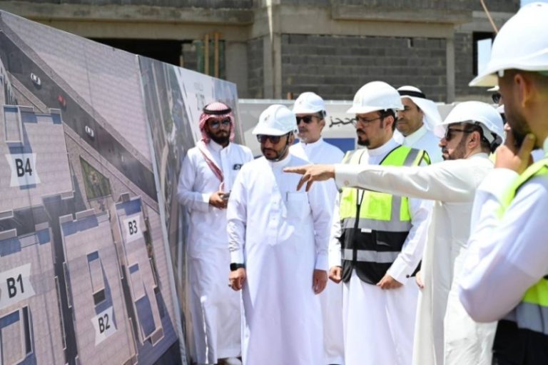 السواط يتفقد تلال الباحة ويوجه بإكمال تطوير المشروع لخدمة الإسكان بسرعة