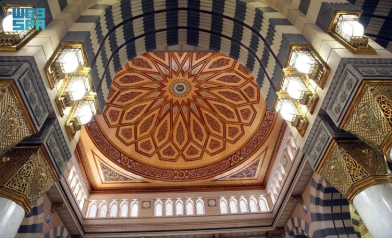 القبة النبوية تزخر بالنقوش والزخارف العريقة وجمال معماري روحاني لا يقاوم