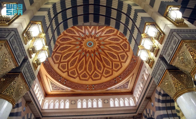 القبة النبوية تزخر بالنقوش والزخارف العريقة وجمال معماري روحاني لا يقاوم