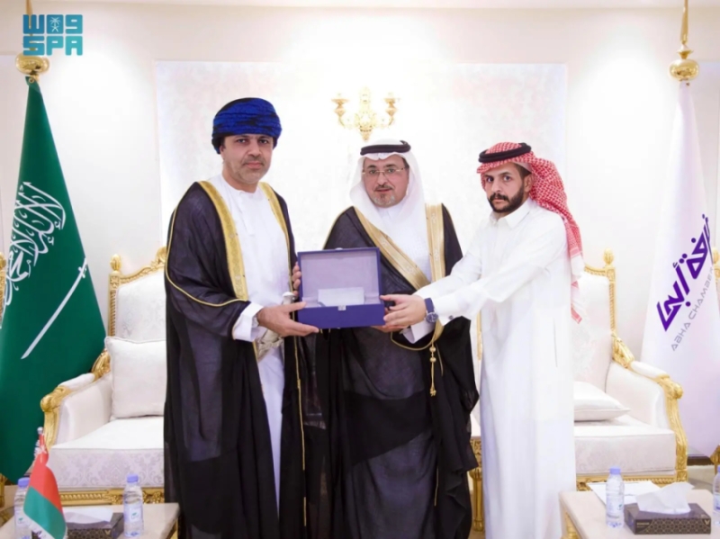 القنصل العماني يستعرض فرص