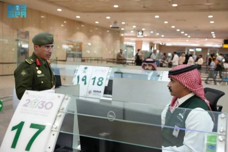 “المربع” يزور صالات جوازات مطار الملك فهد الدولي ويشرف على سير العمل
