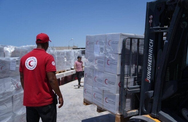 الهلال الأحمر يواصل دفعة المساعدات إلى غزة من مصر