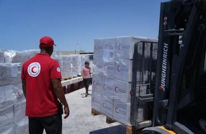 الهلال الأحمر يواصل دفعة المساعدات إلى غزة من مصر