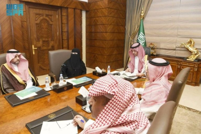 انطلاقة جديدة: محافظ جدة يستعرض تقرير أداء التعليم للنصف الأول من 2025