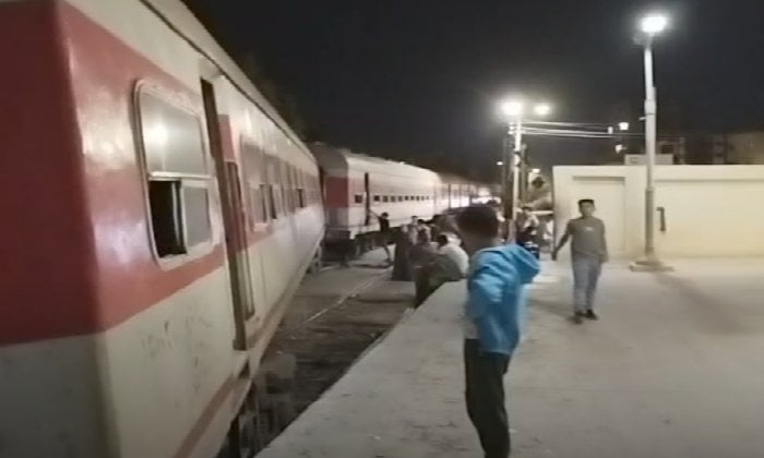انقلاب عربات قطار السنطة بعد تصادمها بالرصيف في الغربية