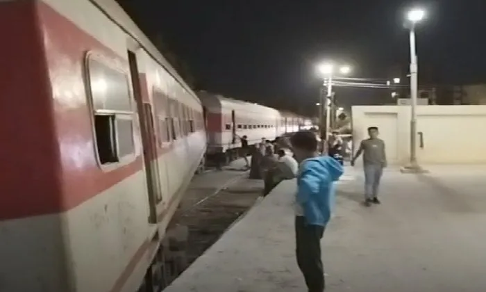 انقلاب عربات قطار السنطة بعد تصادمها بالرصيف في الغربية